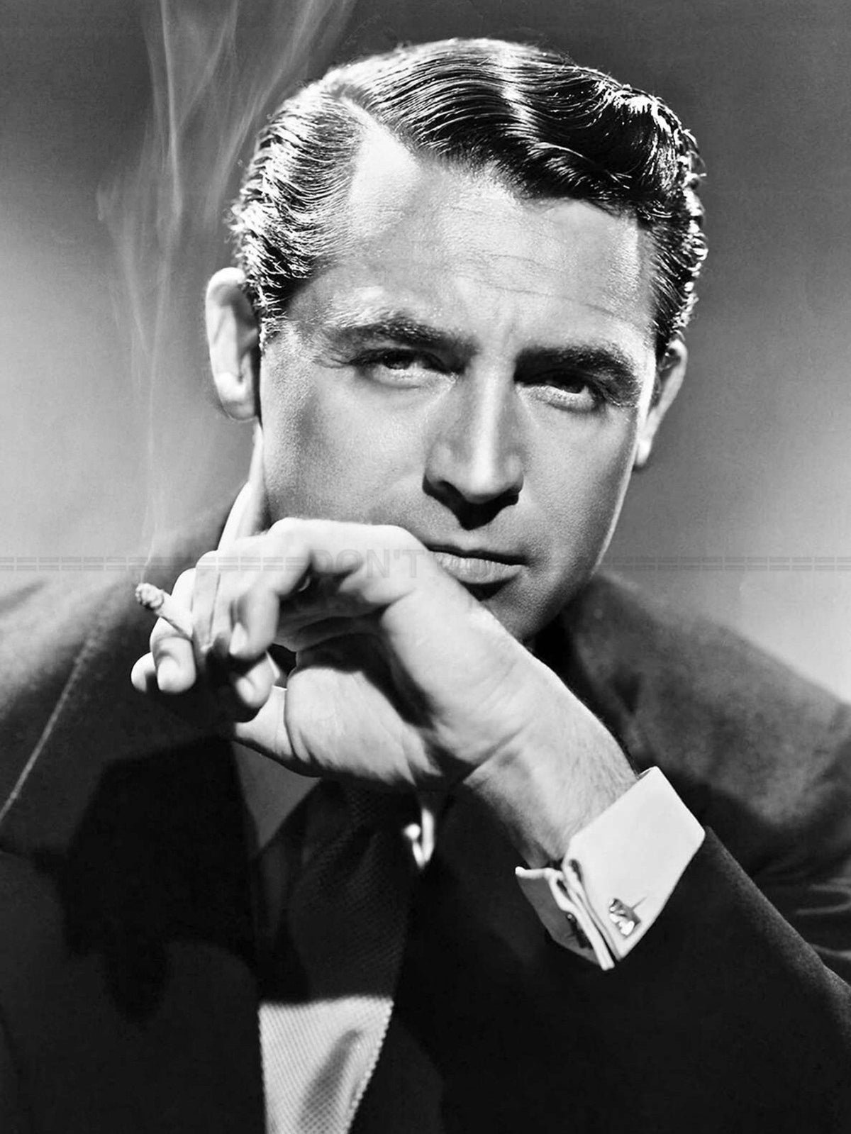 Photo Cary Grant en costume sombre et cigarette allumée - Années 1940 - 15x20