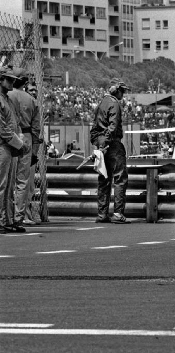Photo Ayrton Senna – Grand Prix de Monaco (1984) – Virage de la Rascasse – 15×20