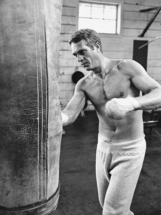 Photo Steve McQueen s'entraînant sur un sac de boxe à Los Angeles (1963) - 15x20