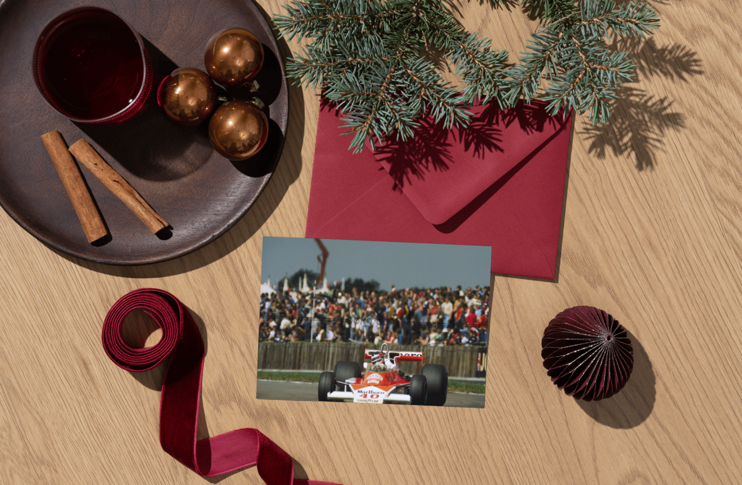 Photo Gilles Villeneuve – McLaren M23B – Grand Prix F1 Silverstone 1977 – 15×20