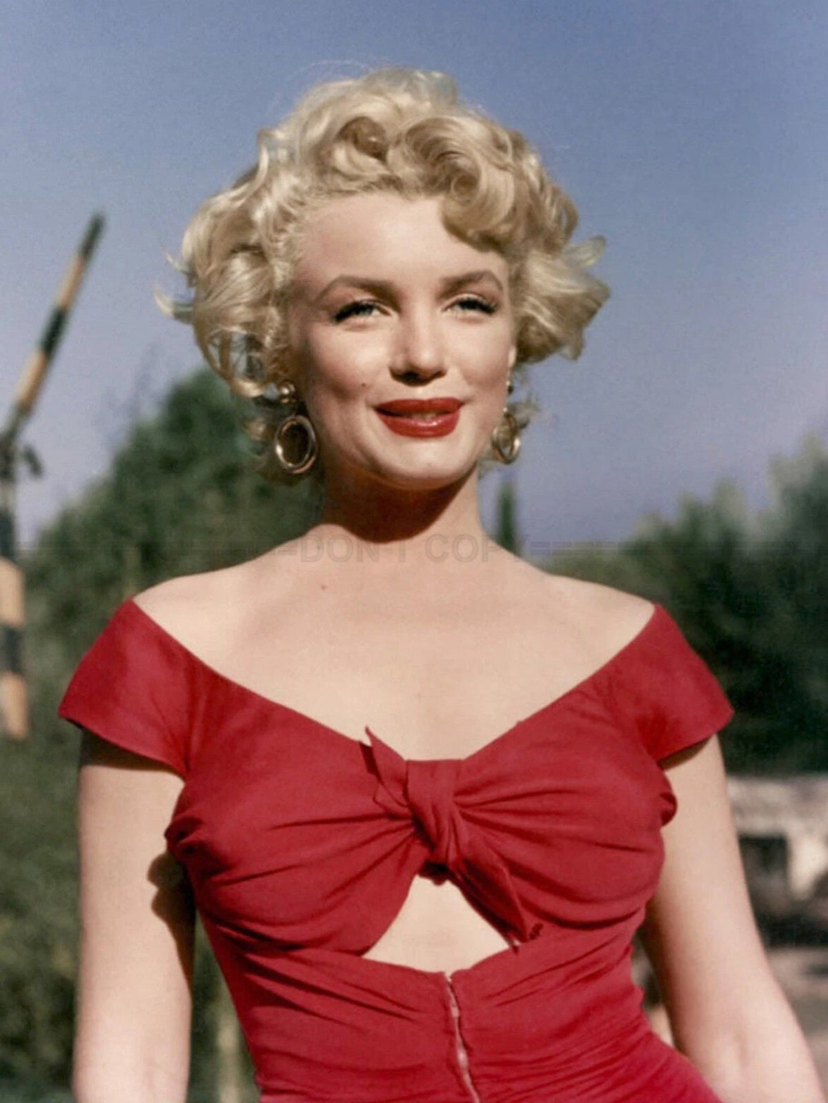 Photo Marilyn Monroe vêtue d'une robe rouge nouée pour le film "Niagara" - 15x20