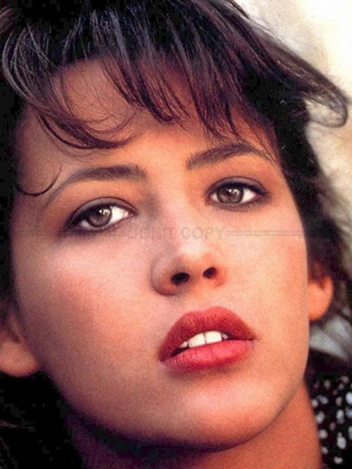 Photo Sophie Marceau - Portrait en très gros plan datant des années 1980 - 15×20