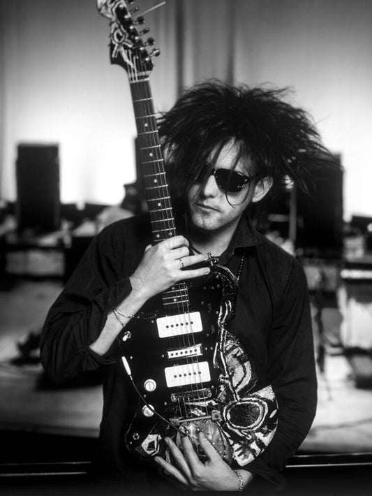 Photo Robert Smith du groupe The Cure posant avec une guitare en 1984 - 15 x 20