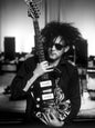 Photo Robert Smith du groupe The Cure posant avec une guitare en 1984 - 15 x 20