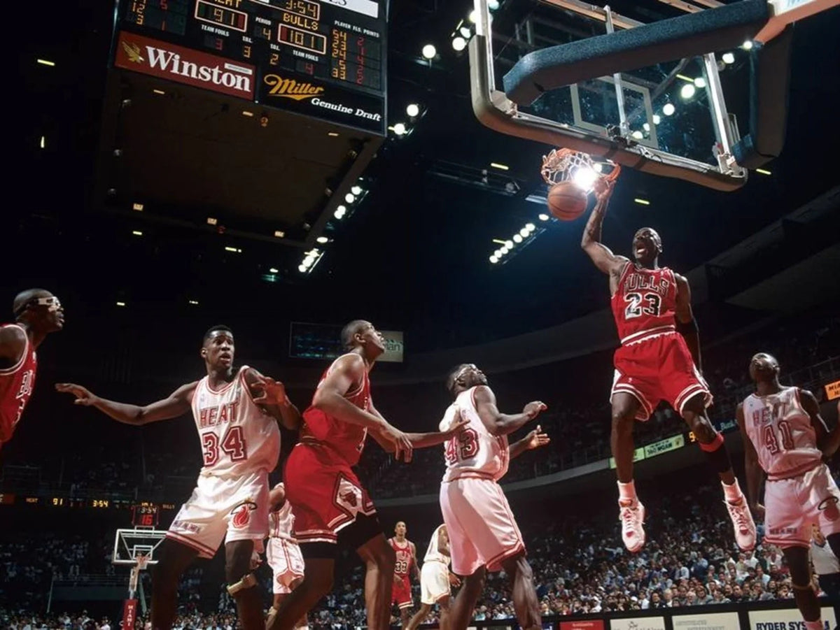 Photo Michael Jordan - Play-offs de la NBA face au Miami Heat, en 1992 - 15 x 20