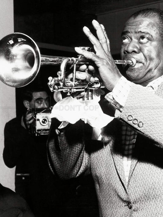 Photo Louis Armstrong « Satchmo » jouant de la trompette à Paris, 1955 - 15 x 20