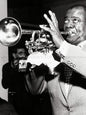 Photo Louis Armstrong « Satchmo » jouant de la trompette à Paris, 1955 - 15 x 20
