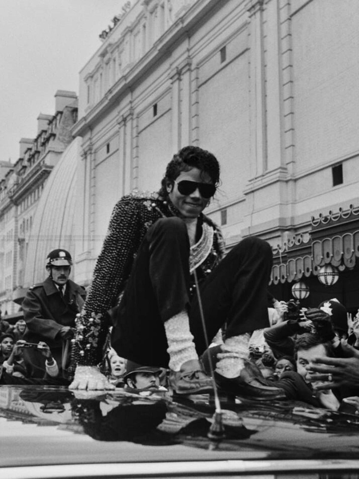 Photo Michael Jackson sur le toit d'une voiture au milieu d'une foule - 15 x 20