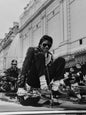 Photo Michael Jackson sur le toit d'une voiture au milieu d'une foule - 15 x 20
