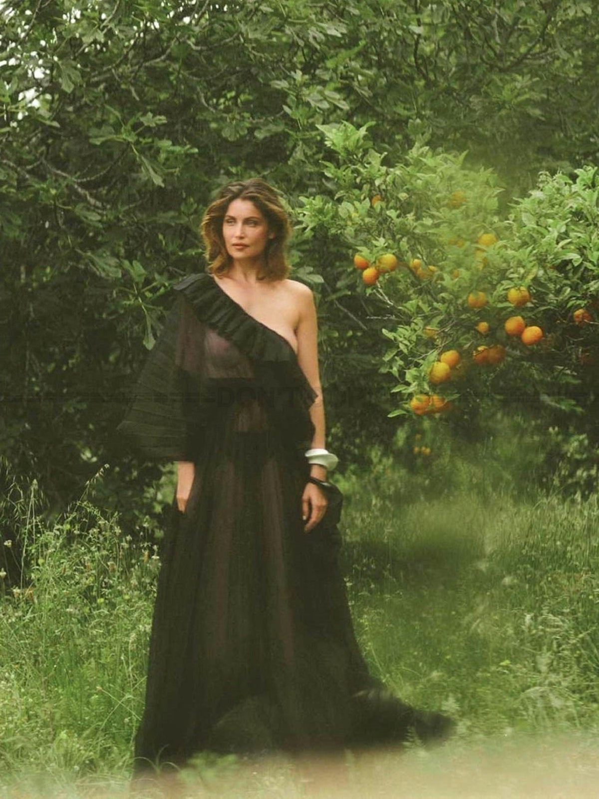 Photo Laetitia Casta dans un verger pour un magazine en juillet 2019 - 15x20