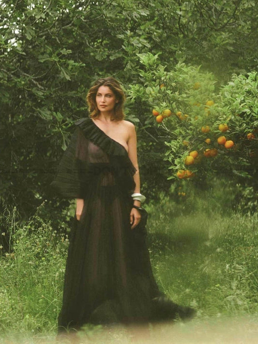 Photo Laetitia Casta dans un verger pour un magazine en juillet 2019 - 15x20