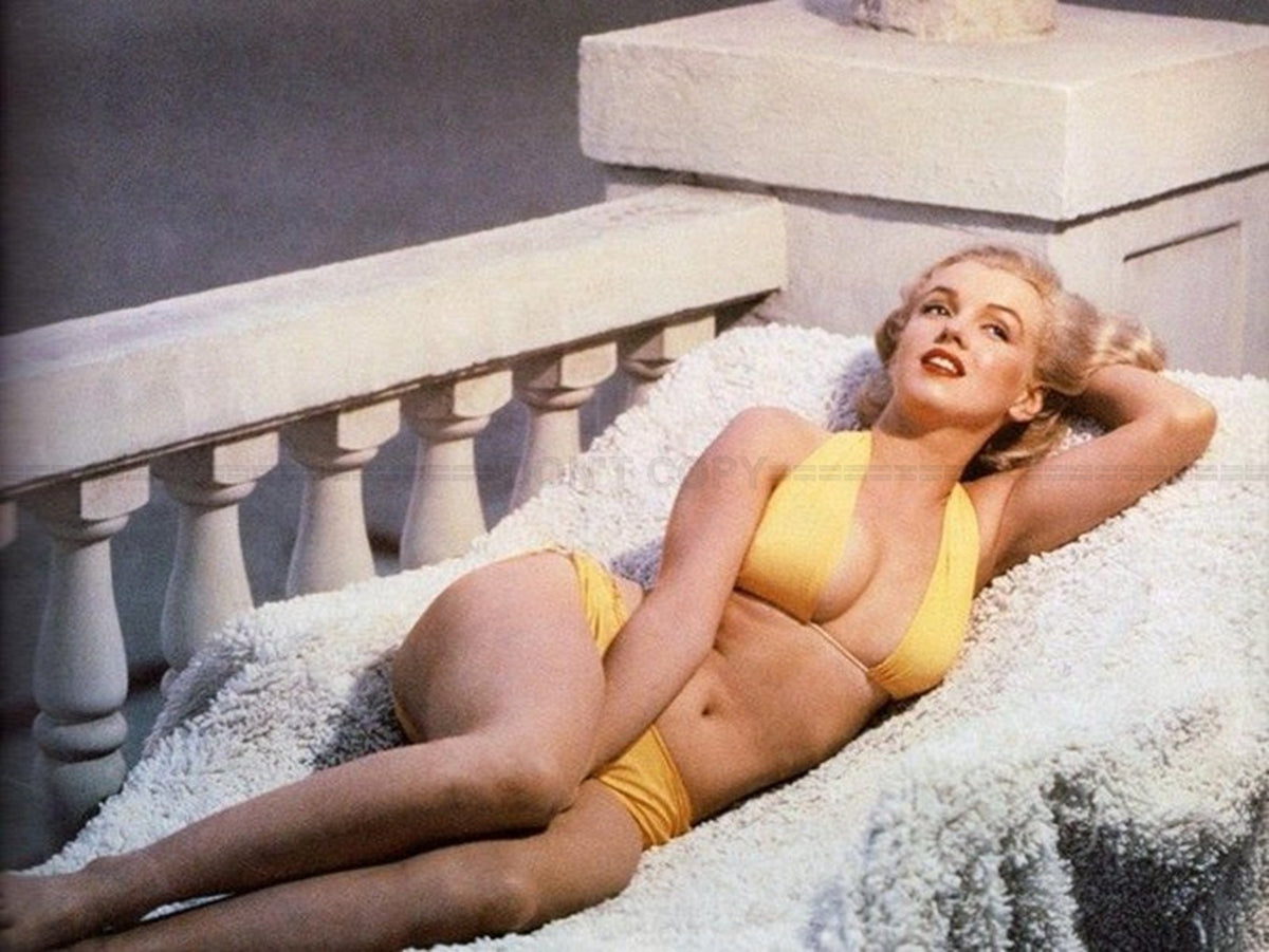 Photo Marilyn Monroe en bikini jaune allongée sur une couverture en 1951 - 15x20