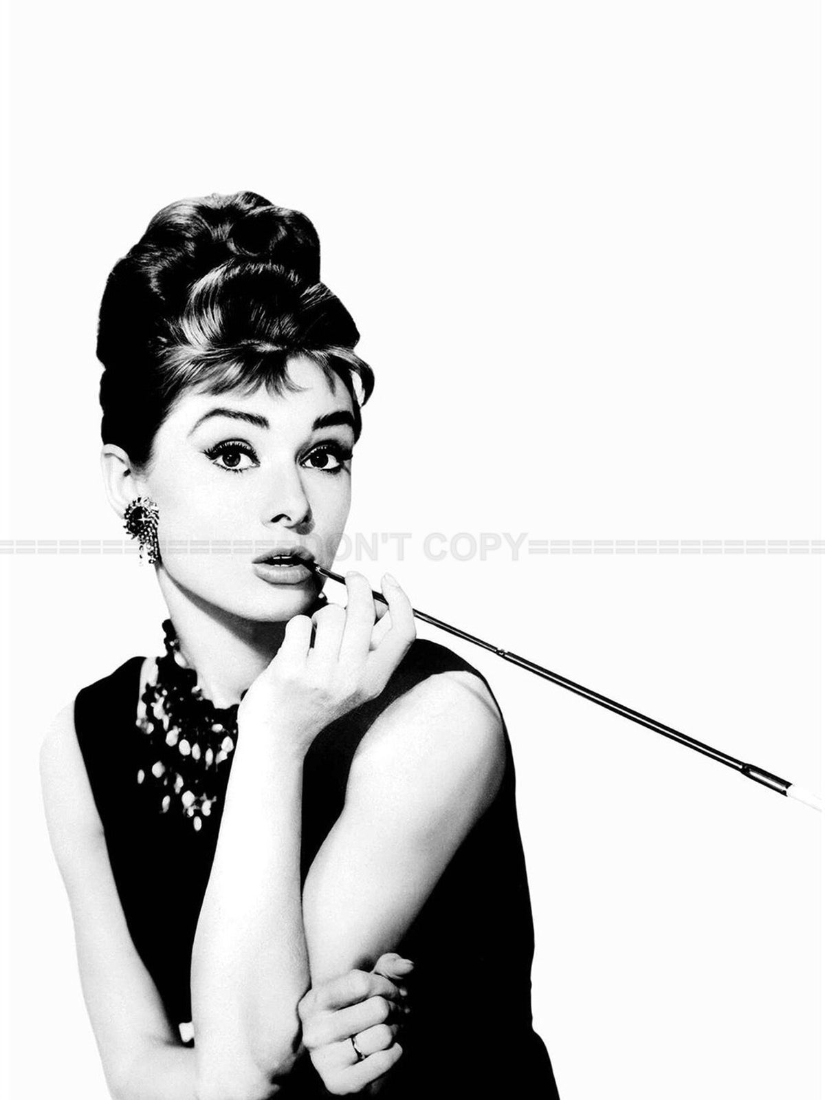 Photo Audrey Hepburn - Diamants sur canapé (Breakfast at Tiffany's) 1961 - 15x20