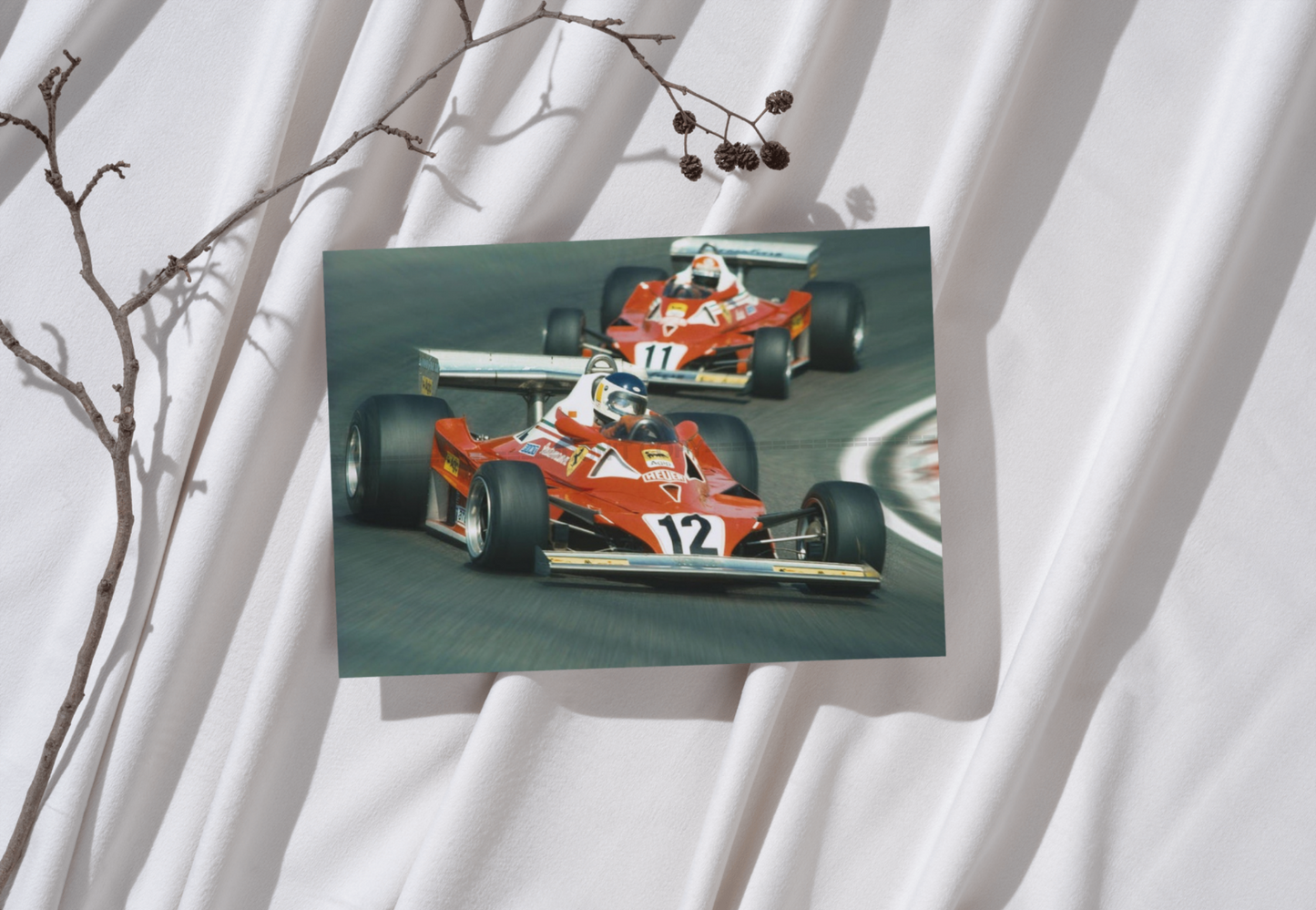 Photo Niki Lauda – Scuderia Ferrari 312 T2 – Saison 1977 – Duel en piste – 15×20