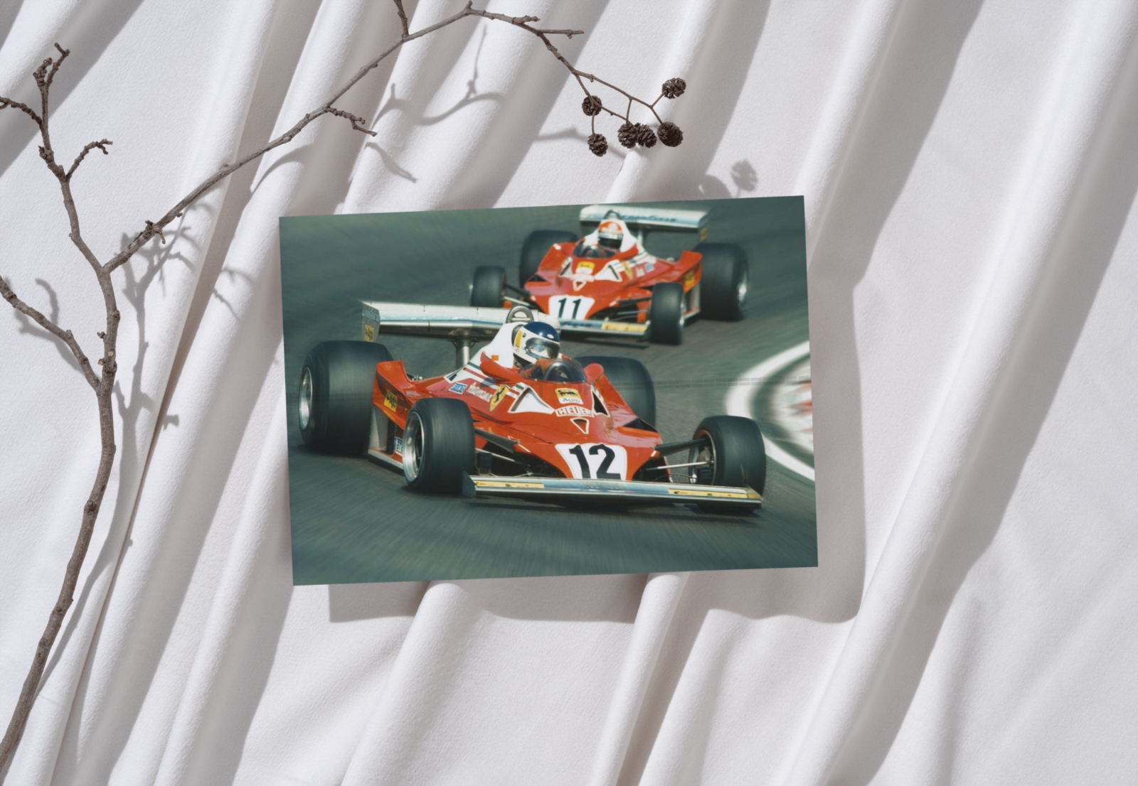 Photo Niki Lauda – Scuderia Ferrari 312 T2 – Saison 1977 – Duel en piste – 15×20