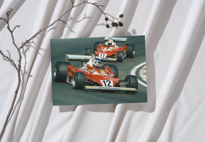 Photo Niki Lauda – Scuderia Ferrari 312 T2 – Saison 1977 – Duel en piste – 15×20