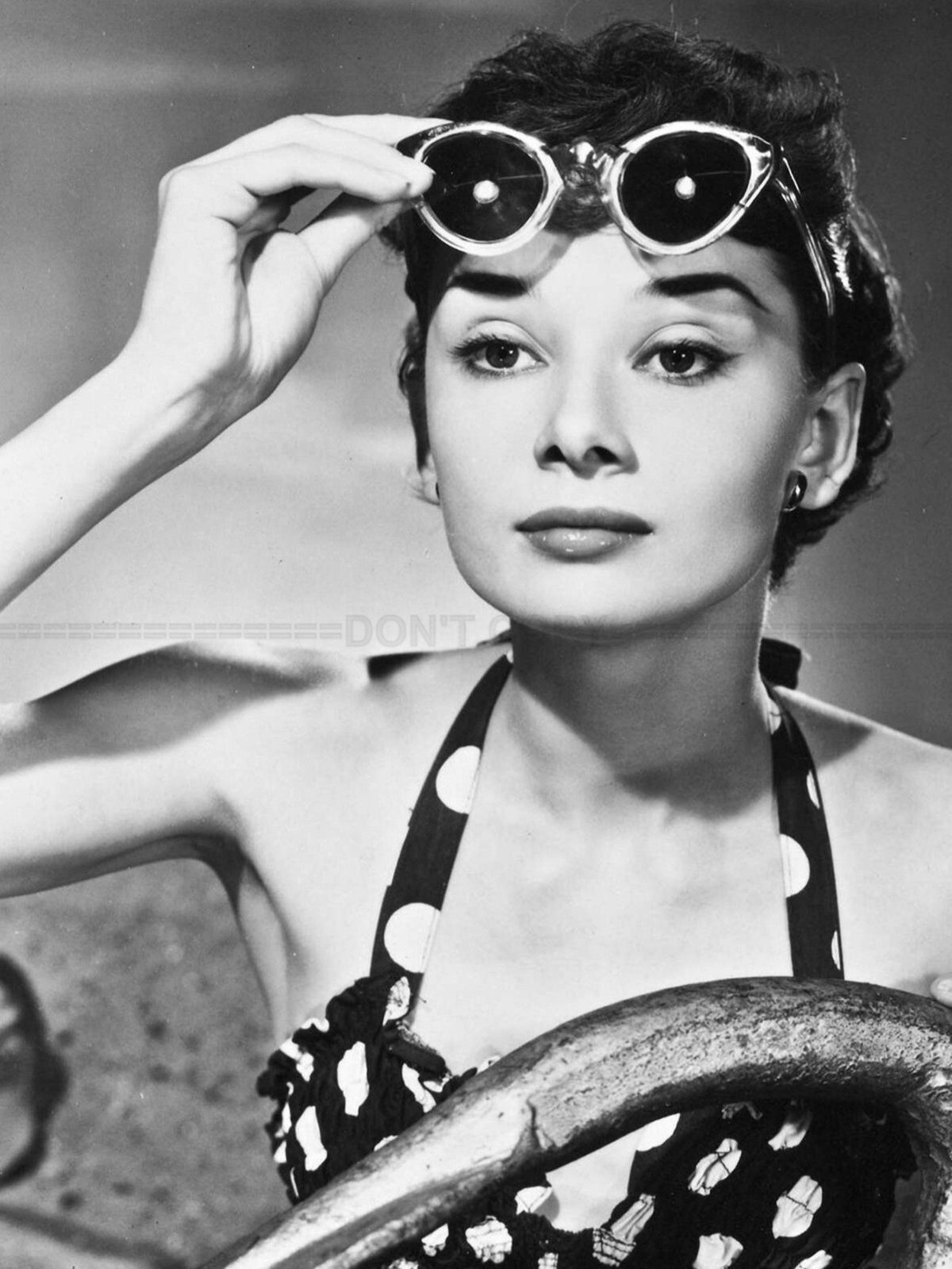 Photo Audrey Hepburn en maillot de bain et lunettes de soleil, en 1950 - 15x20