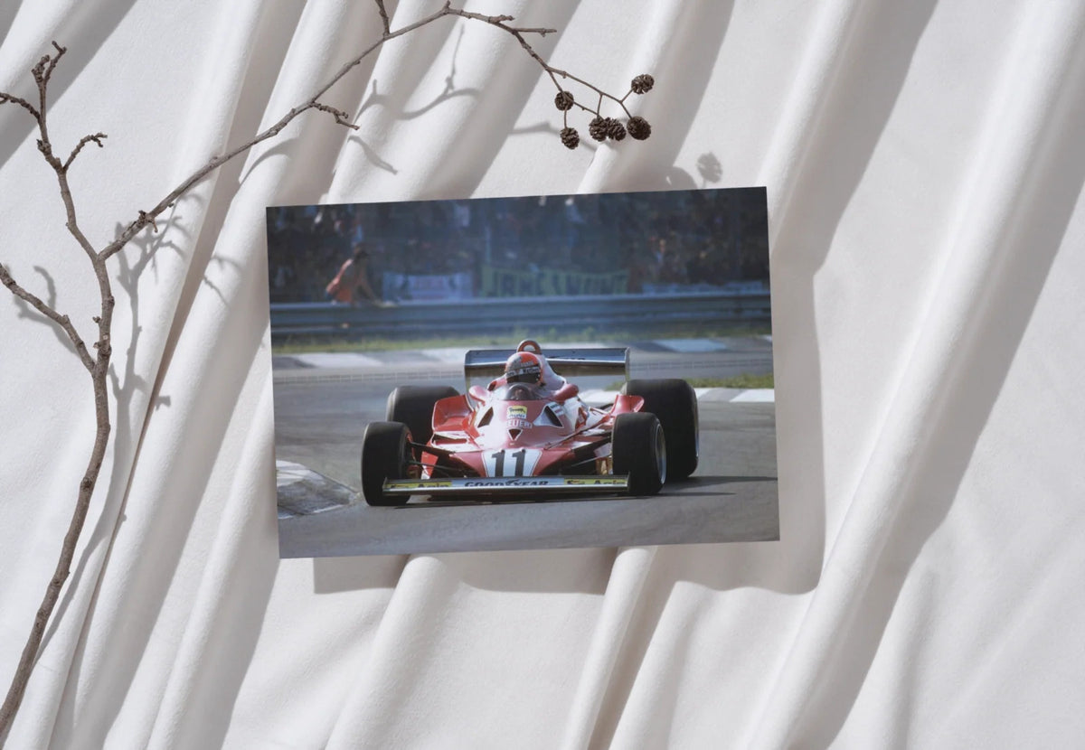 Photo Niki Lauda – Ferrari Formule 1, 1977 – Légende du sport automobile – 15×20