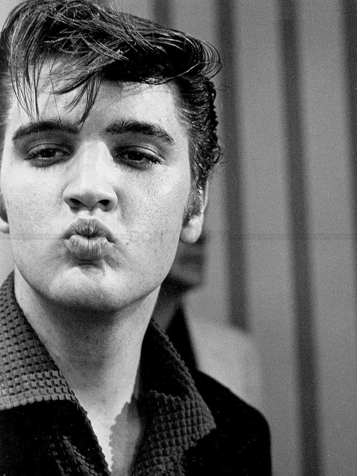 Photo Elvis Presley « King du rock 'n' roll » faisant un bisou en 1956 - 15 x 20