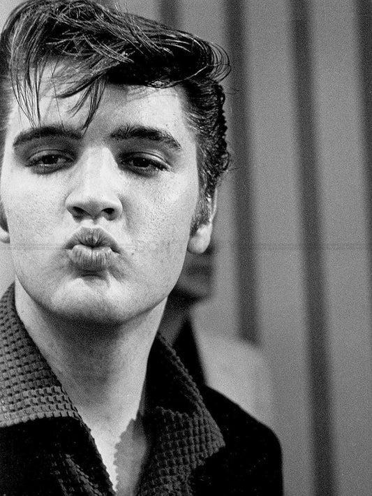 Photo Elvis Presley « King du rock 'n' roll » faisant un bisou en 1956 - 15 x 20