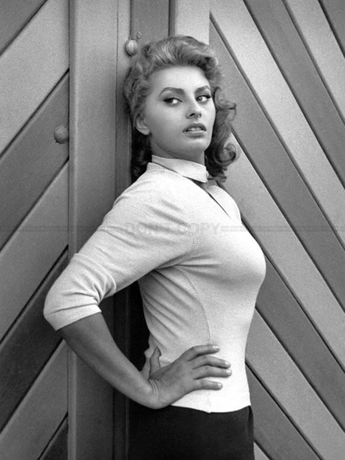 Photo Sophia Loren âgée d'environ 21 ans, pose de profil, à Rome en 1955 - 15x20