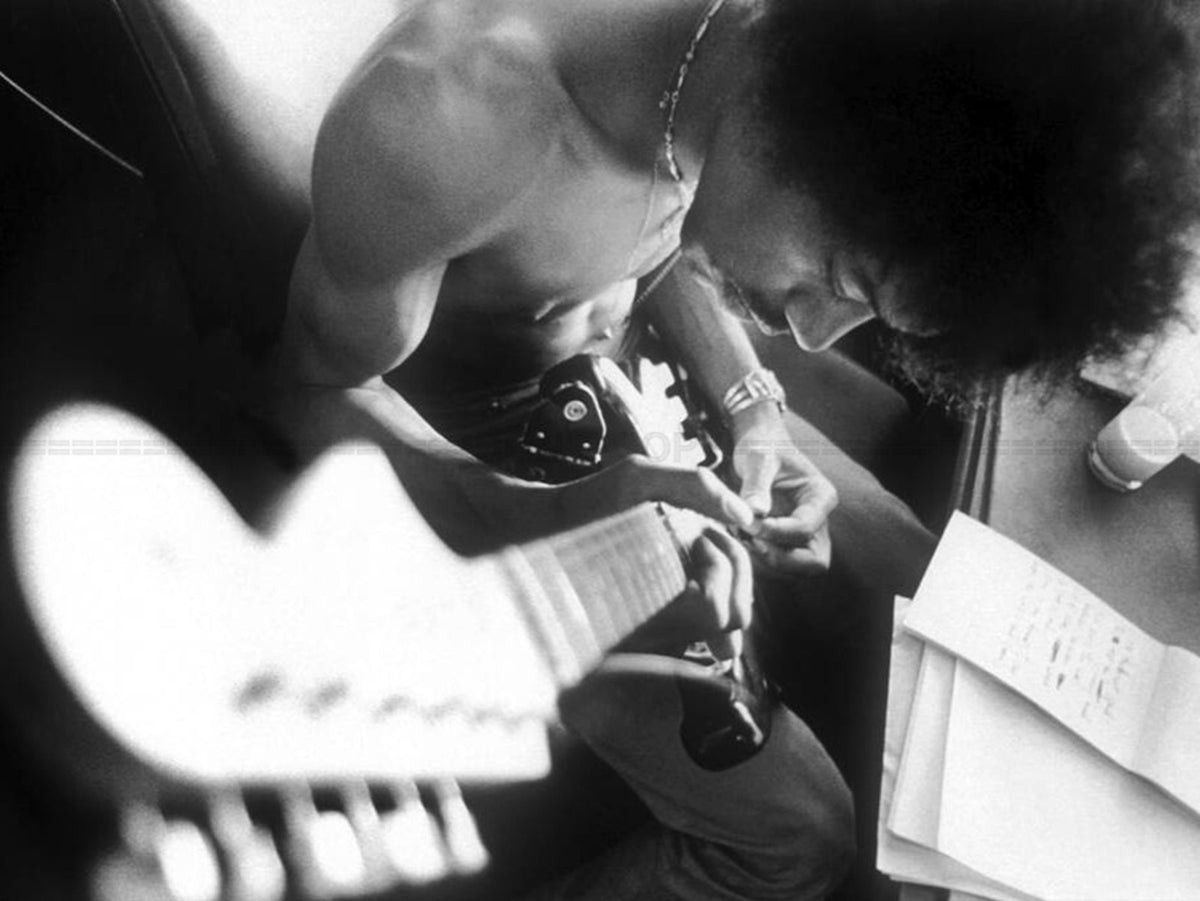 Photo Jimi Hendrix focus, torse nu avec sa guitare et ses textes, 1967 - 15 x 20