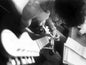 Photo Jimi Hendrix focus, torse nu avec sa guitare et ses textes, 1967 - 15 x 20