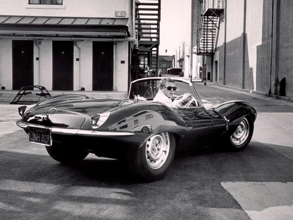 Photo Steve McQueen au volant de sa Jaguar XKSS à Los Angeles en 1963 - 15x20
