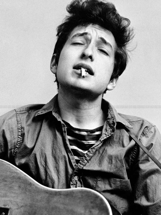 Photo Bob Dylan - Cigarette aux lèvres et Guitare dans les mains, 1962 - 15 x 20