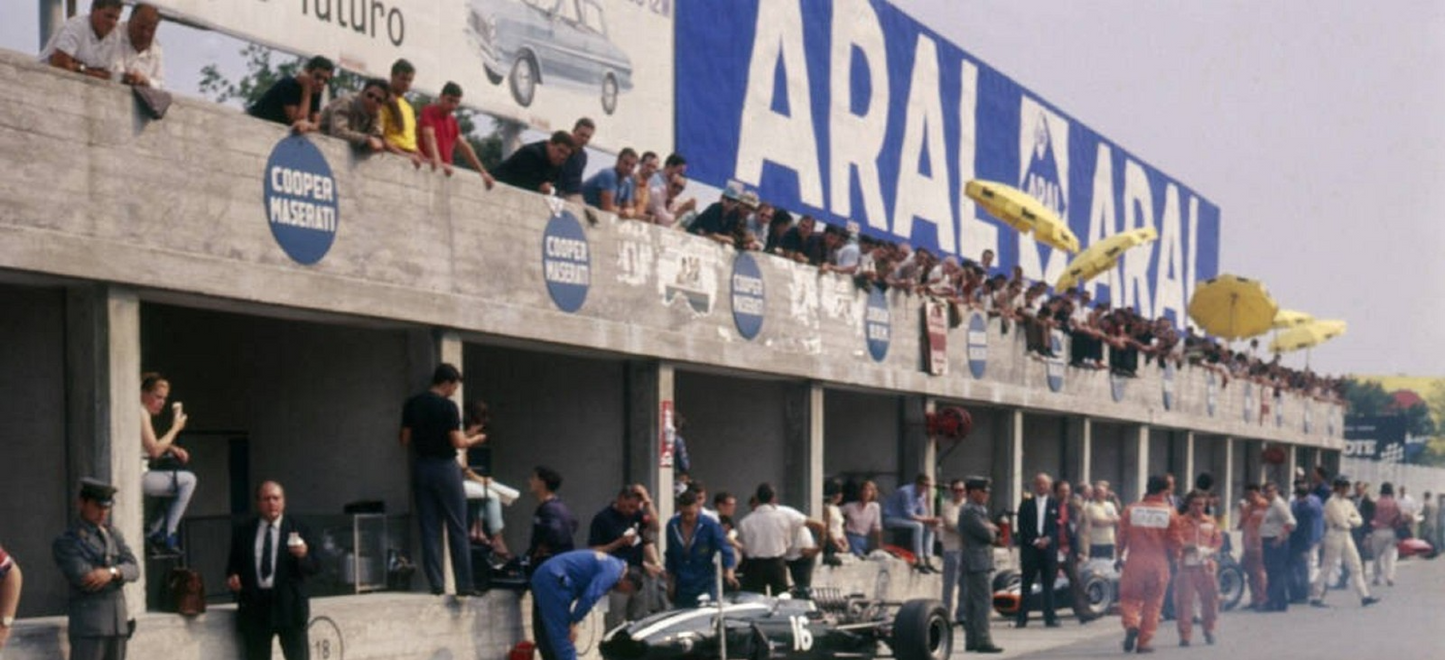 Photo Jackie Stewart – L’élégance du Champion – Stands Circuit de Monza – 15×20
