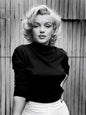 Photo Marilyn Monroe vêtue d'un pull noir et d'une jupe claire en 1953 - 15x20