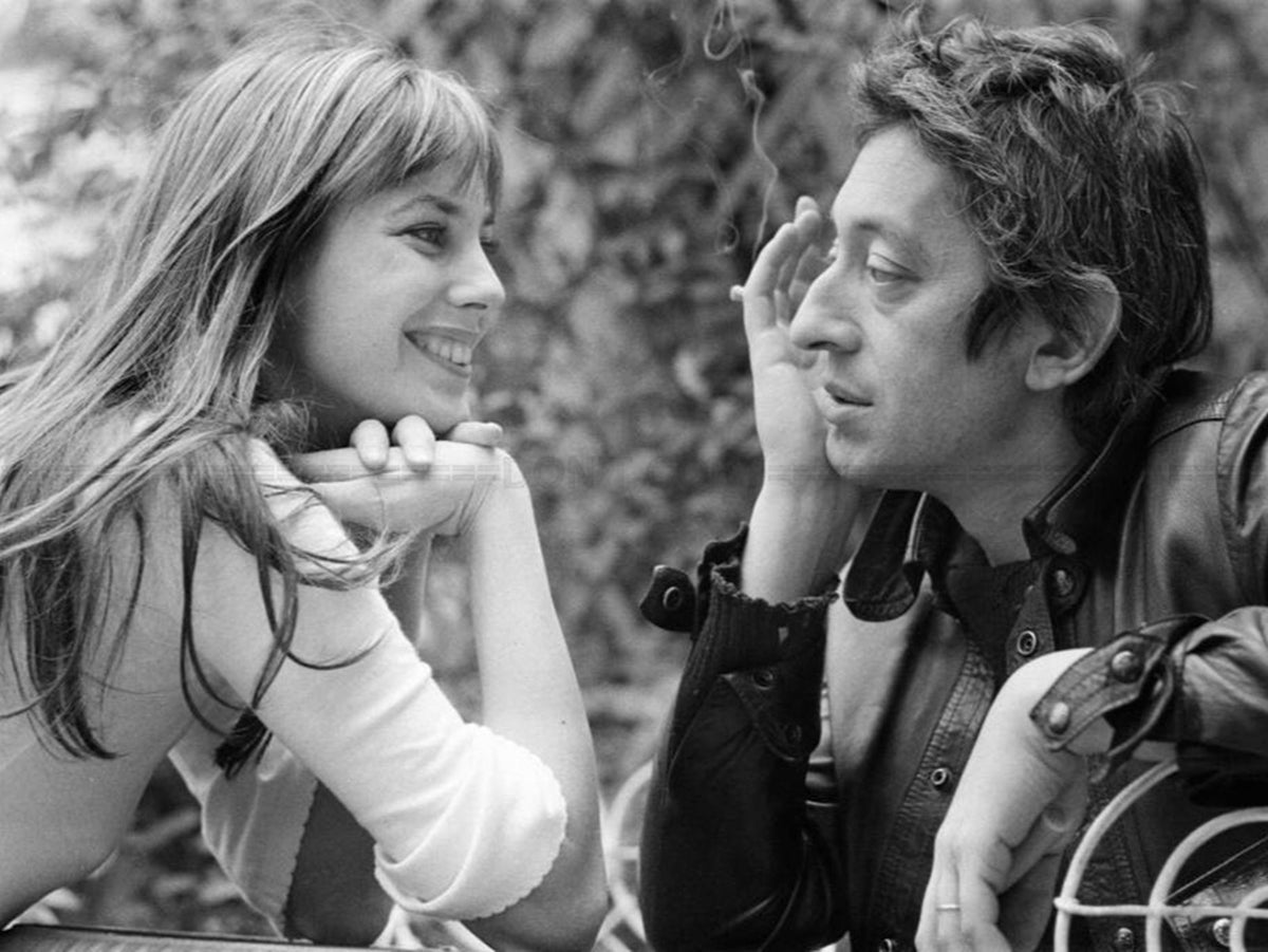 Photo Jane Birkin & Serge Gainsbourg chez eux à Paris le 7 mai 1972 - 15x20