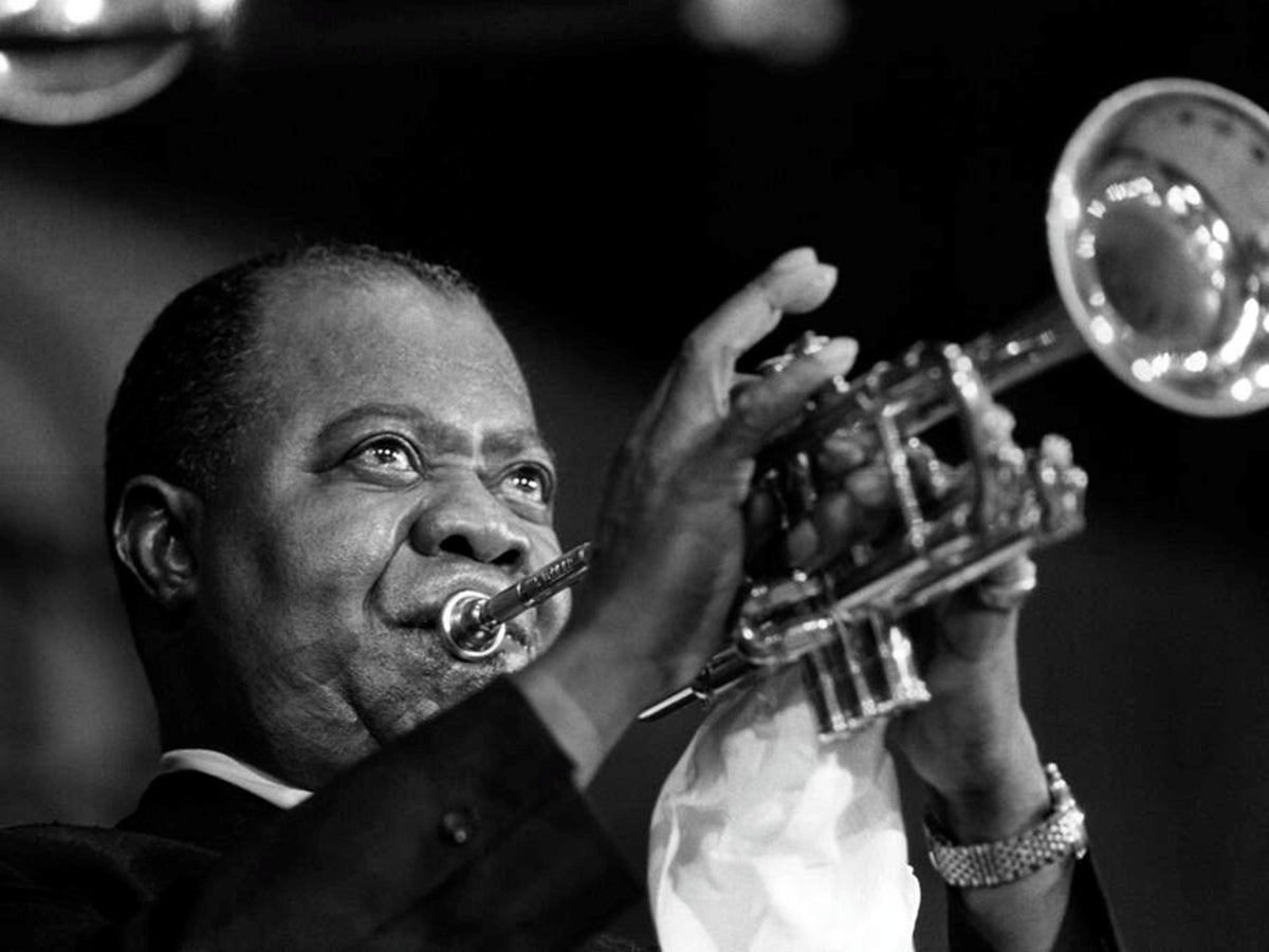 Photo Louis Armstrong « Satchmo » ou « Pops » jouant de la trompette - 15 x 20