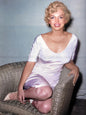 Photo Marilyn Monroe souriante, en robe blanche, assise dans un fauteuil - 15x20