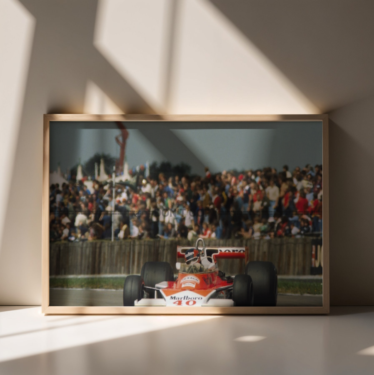 Photo Gilles Villeneuve – McLaren M23B – Grand Prix F1 Silverstone 1977 – 15×20
