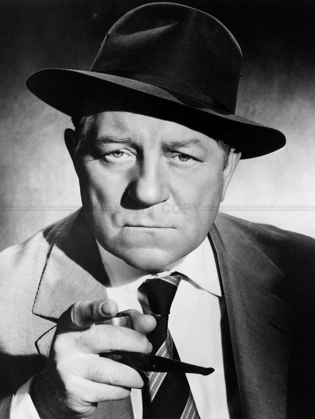 Photo Jean Gabin - commissaire Maigret dans Maigret tend un piège (1958) - 15x20