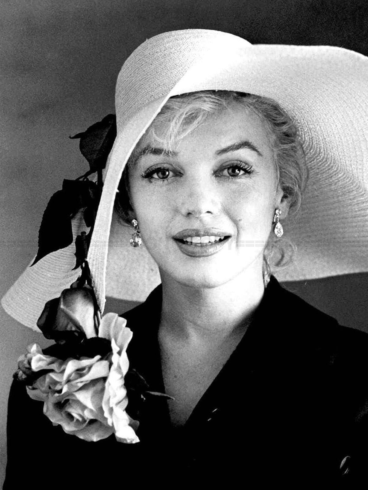 Photo Marilyn Monroe coiffée d'un élégant chapeau à large bord en 1958 - 15x20