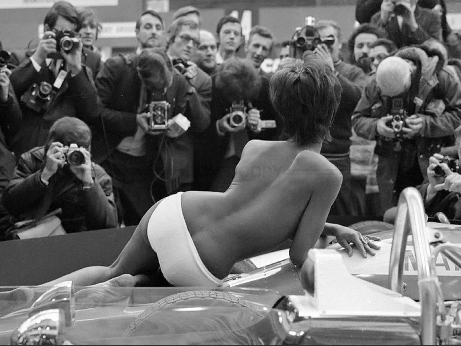 Photo Mannequin Topless - Racing Car Show - Olympia, Londres (1971) - 15x20