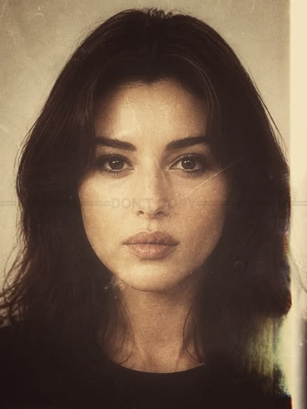 Photo Monica Bellucci met en valeur sa beauté et son regard magnétique - 15x20