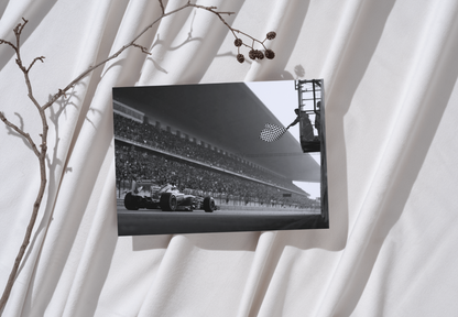 Photo Fernando Alonso – Ferrari F1 – Ligne d'Arrivée et Drapeau à Damier – 15×20