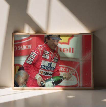 Photo Ayrton Senna – Champagne sur le Podium, Hommage Juan Manuel Fangio – 15×20