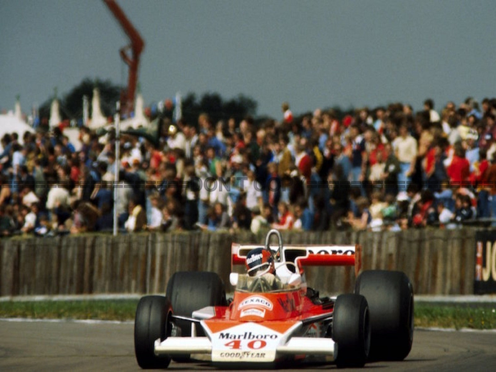 Photo Gilles Villeneuve – McLaren M23B – Grand Prix F1 Silverstone 1977 – 15×20