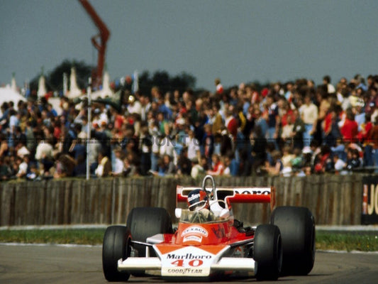 Photo Gilles Villeneuve – McLaren M23B – Grand Prix F1 Silverstone 1977 – 15×20