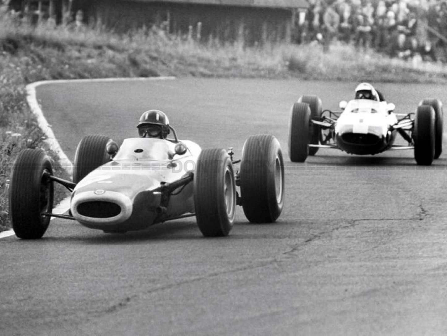 Photo Graham Hill devant Jim Clark – Nürburgring 1964 – Duel Mythique F1 – 15×20