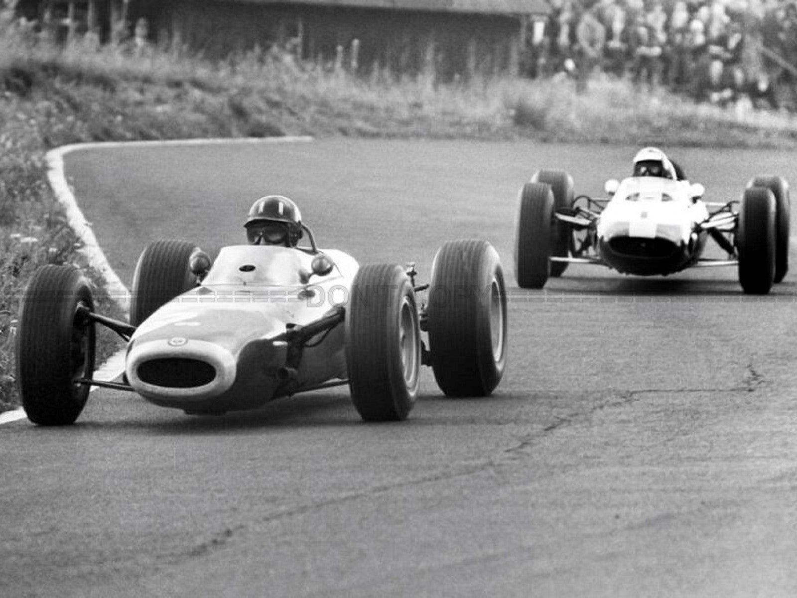 Photo Graham Hill devant Jim Clark – Nürburgring 1964 – Duel Mythique F1 – 15×20