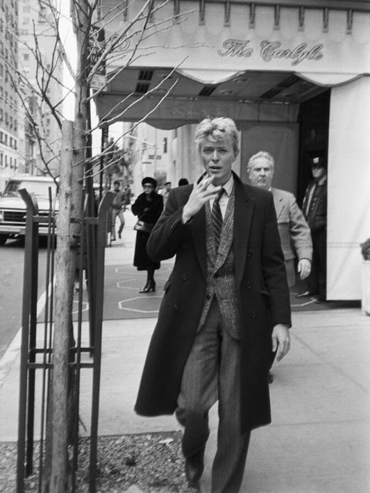 Photo David Bowie sur Madison Avenue quittant le Hôtel Carlyle en 1983 - 15 x 20