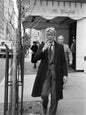 Photo David Bowie sur Madison Avenue quittant le Hôtel Carlyle en 1983 - 15 x 20