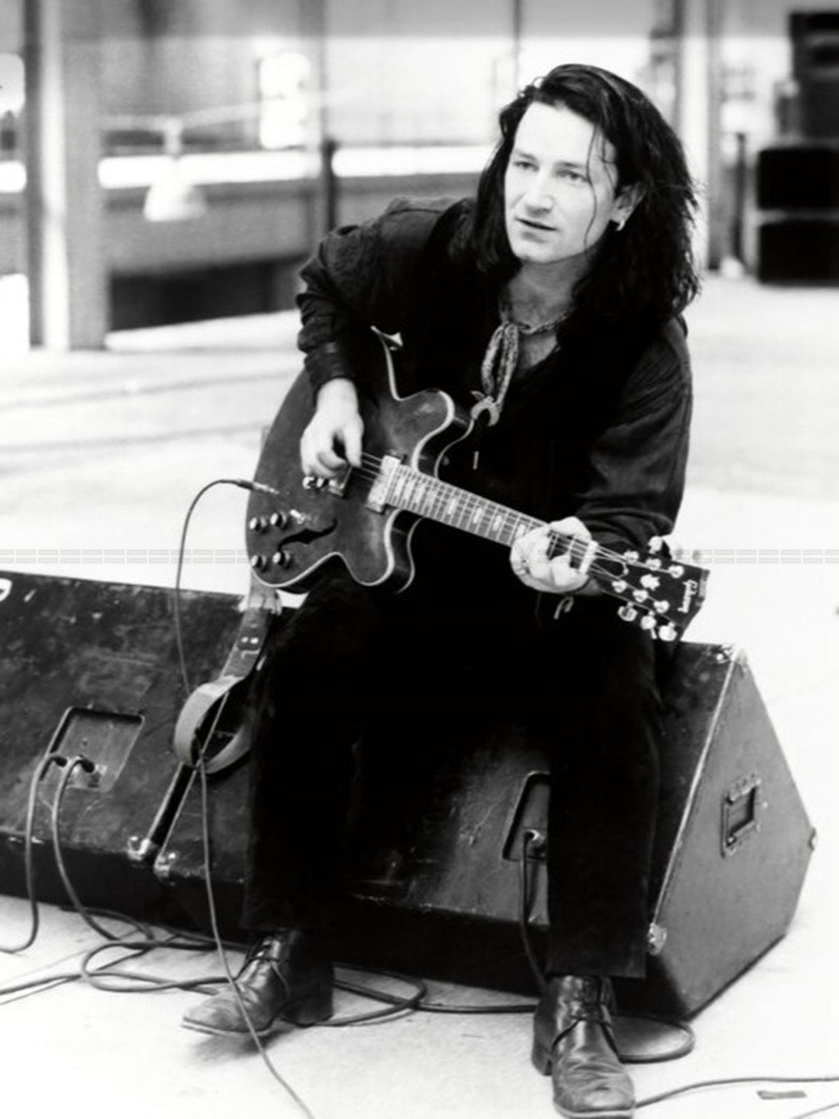 Photo Bono lors du tournage du film documentaire Rattle and Hum, 1988 - 15 x 20