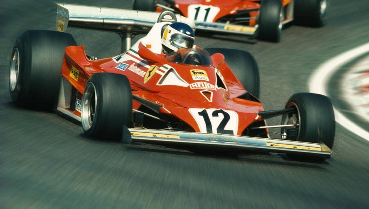 Photo Niki Lauda – Scuderia Ferrari 312 T2 – Saison 1977 – Duel en piste – 15×20