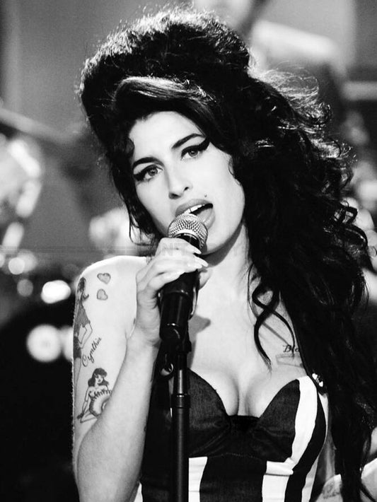 Photo Amy Winehouse chantant au micro à Belgrade en Serbie - Juin 2011 - 15 x 20